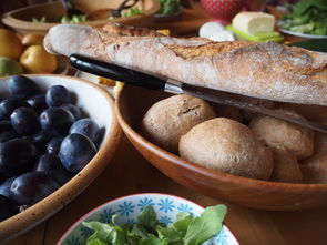 白岩松谈养老金最低标准再提20元，小步快跑，共筑养老保障新篇章